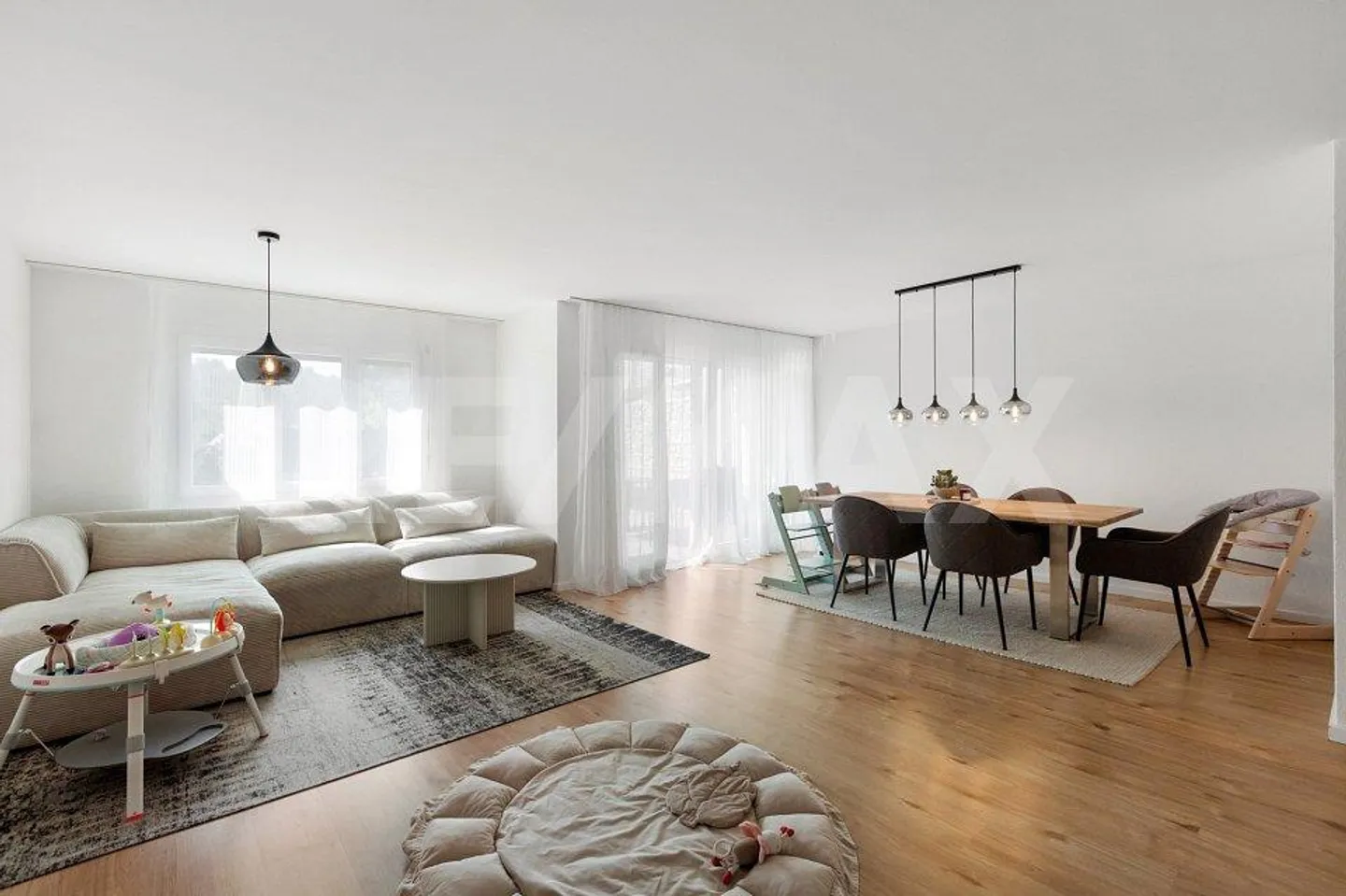 Family-friendly 6.5-room townhouse with plenty of privacy - Photo 4 of 13