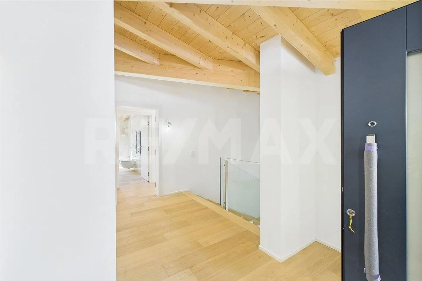 Charmante Villa mit einem Magnifizenten Seeblick - Foto 8 von 13