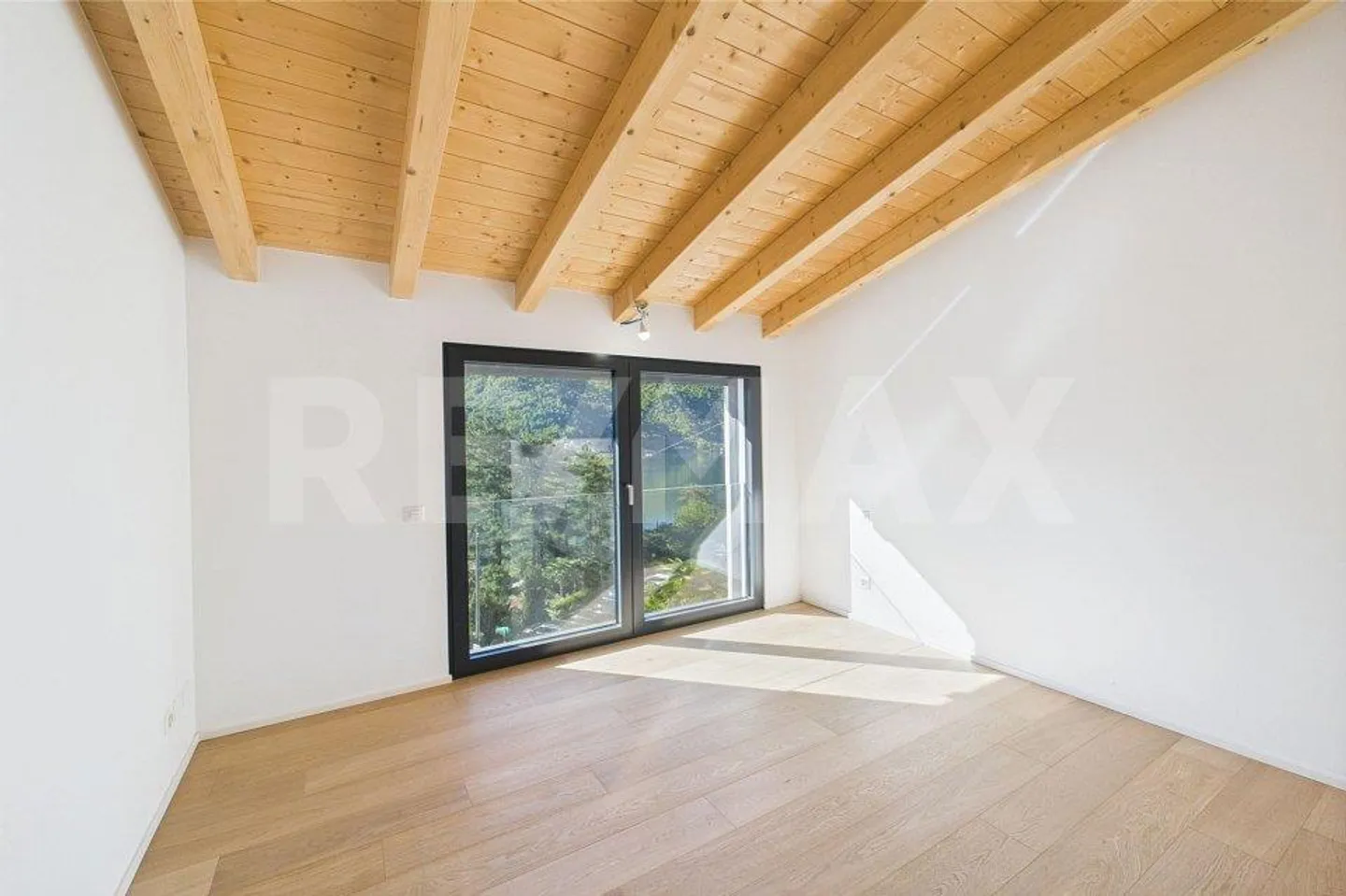 Charmante Villa mit einem Magnifizenten Seeblick - Foto 9 von 13