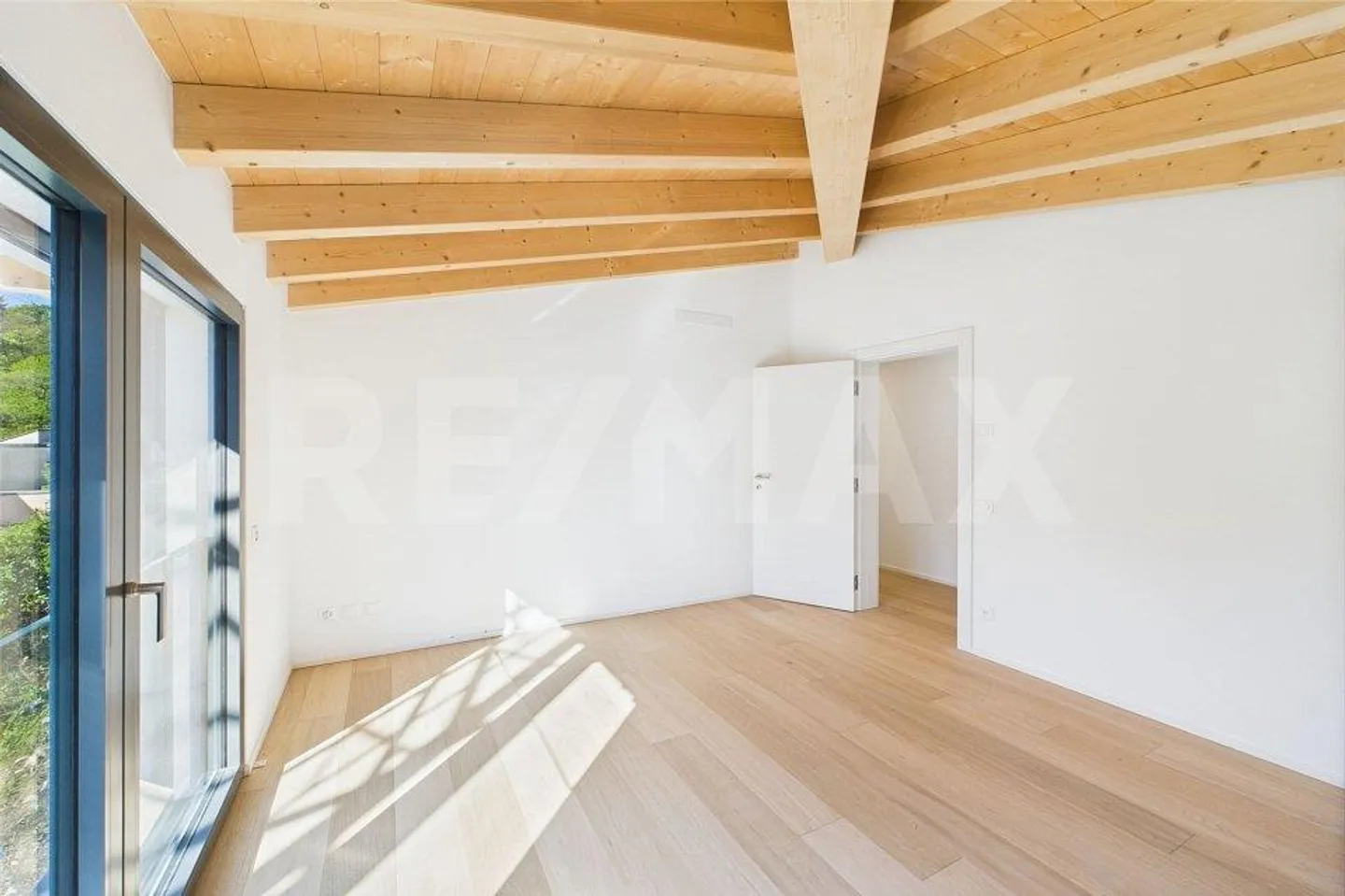 Charmante Villa mit einem Magnifizenten Seeblick - Foto 11 von 13