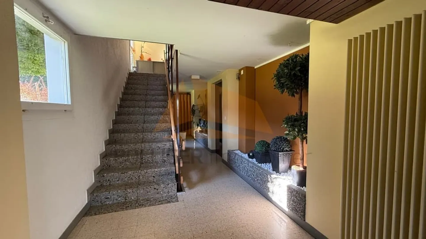 ZU VERKAUFEN 4,5-ZIMMER-WOHNUNG MIT BALKON UND GARAGE - Foto 3 von 10