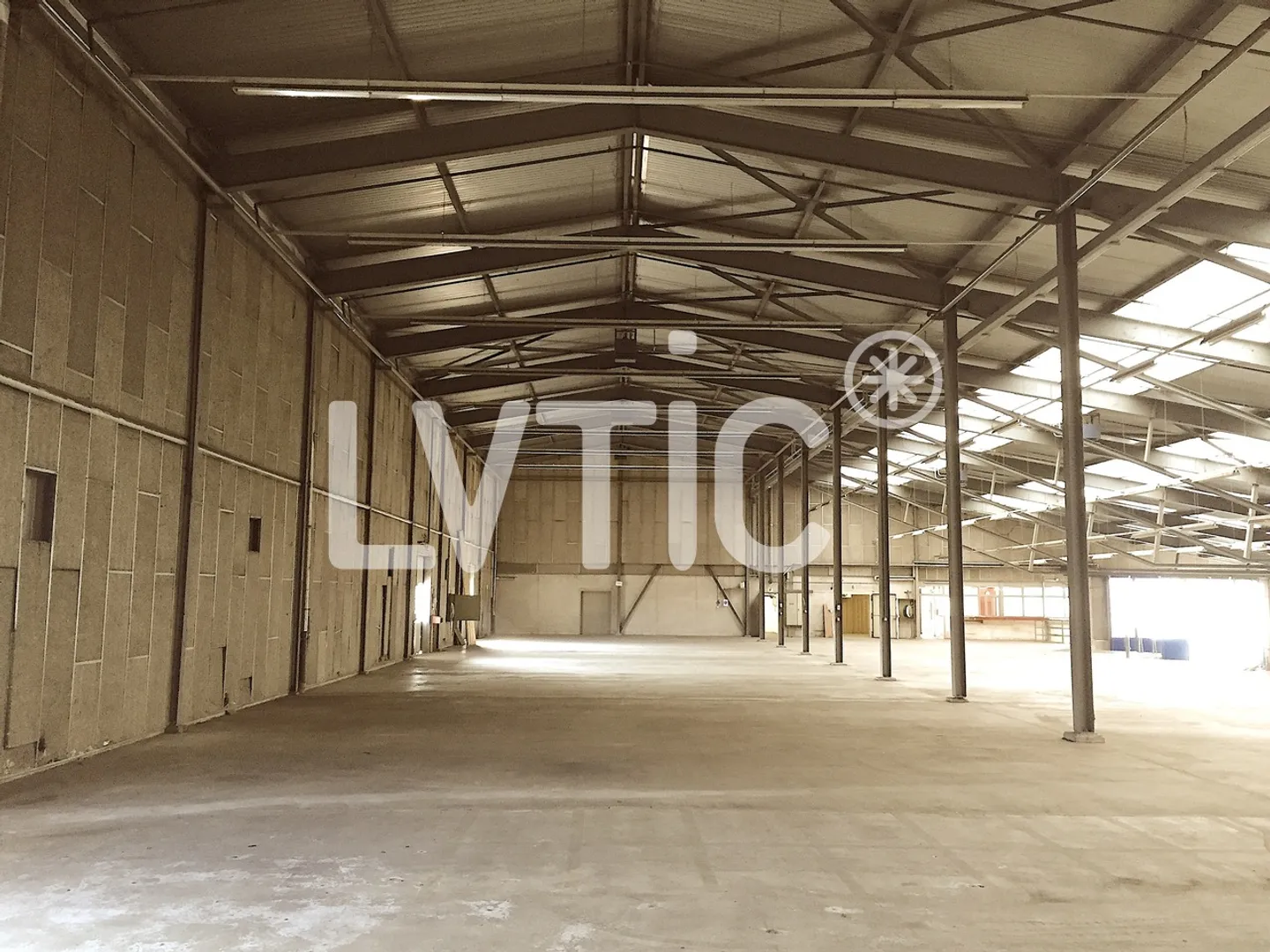 Industrielle Halle, 2300 m2 teilbare Lagerfläche zur Miete in Aigle - Foto 2 von 4