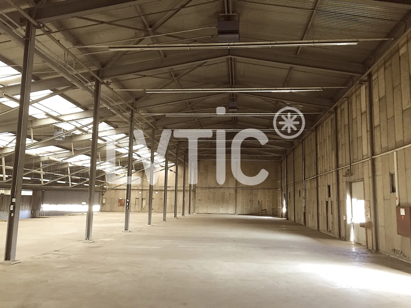 Industrielle Halle, 2300 m2 teilbare Lagerfläche zur Miete in Aigle - Foto 3 von 4