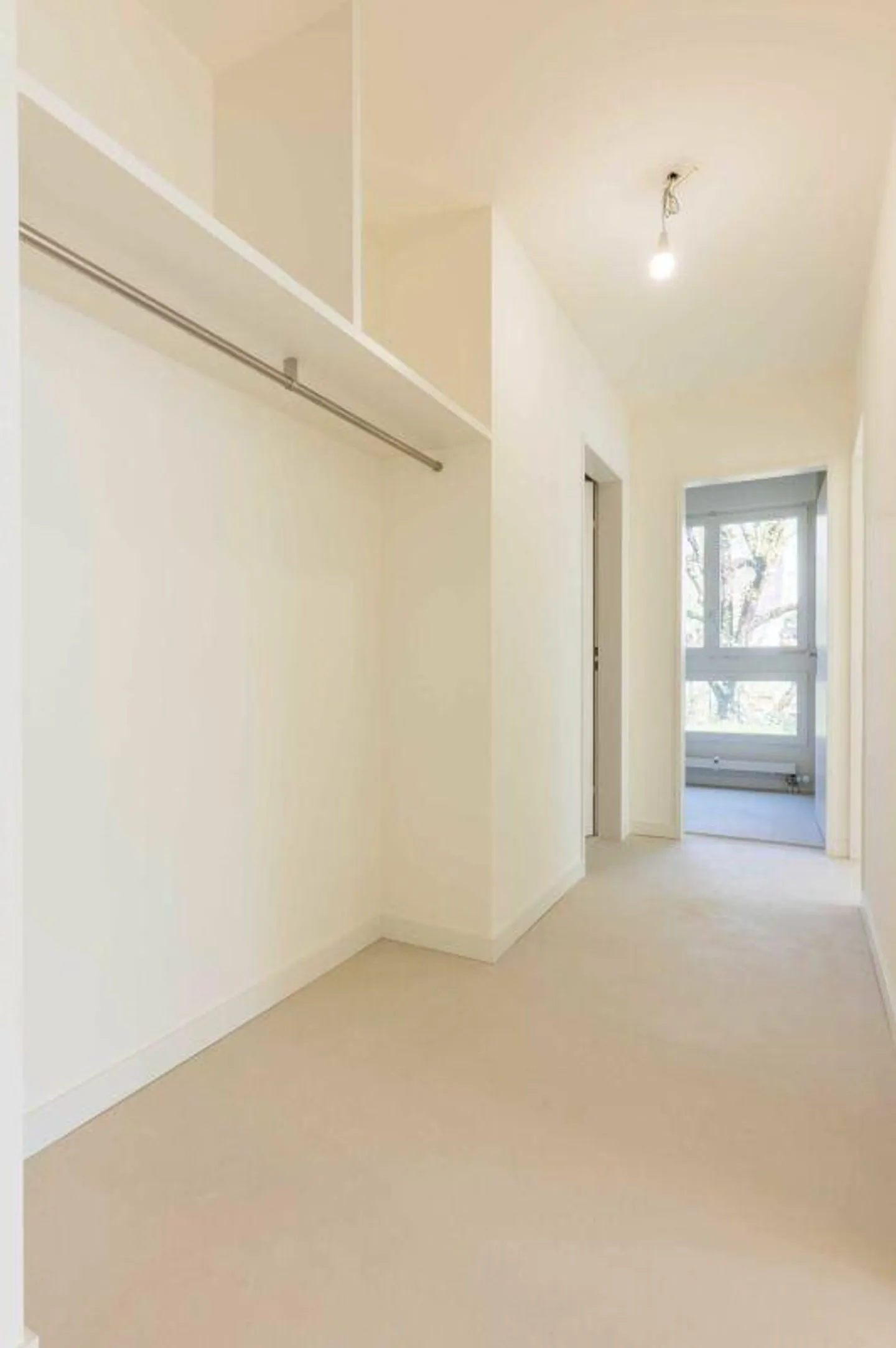 Modern 4.5-room apartment with 2 balconies and parking space - Photo 2 of 14