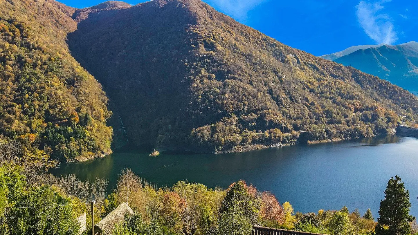 Terrain constructible avec vue sur le lac - Photo 2 sur 9