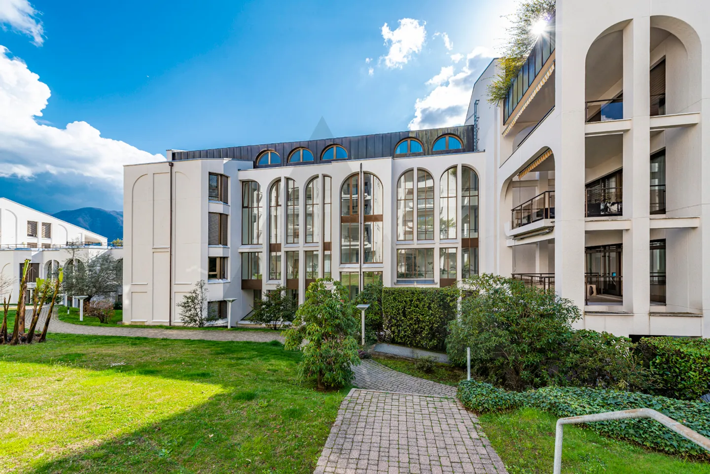 ELEGANTE ATTICO DUPLEX CON VISTA LAGO  - Foto 1 di 13