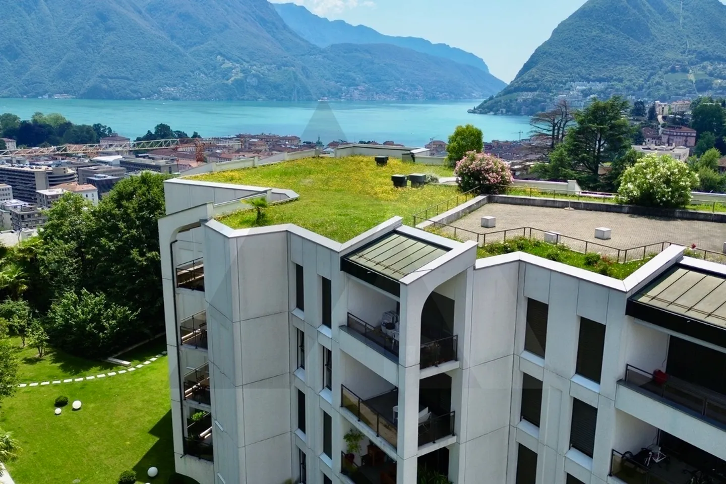 ELEGANTE ATTICO DUPLEX CON VISTA LAGO  - Foto 2 di 13