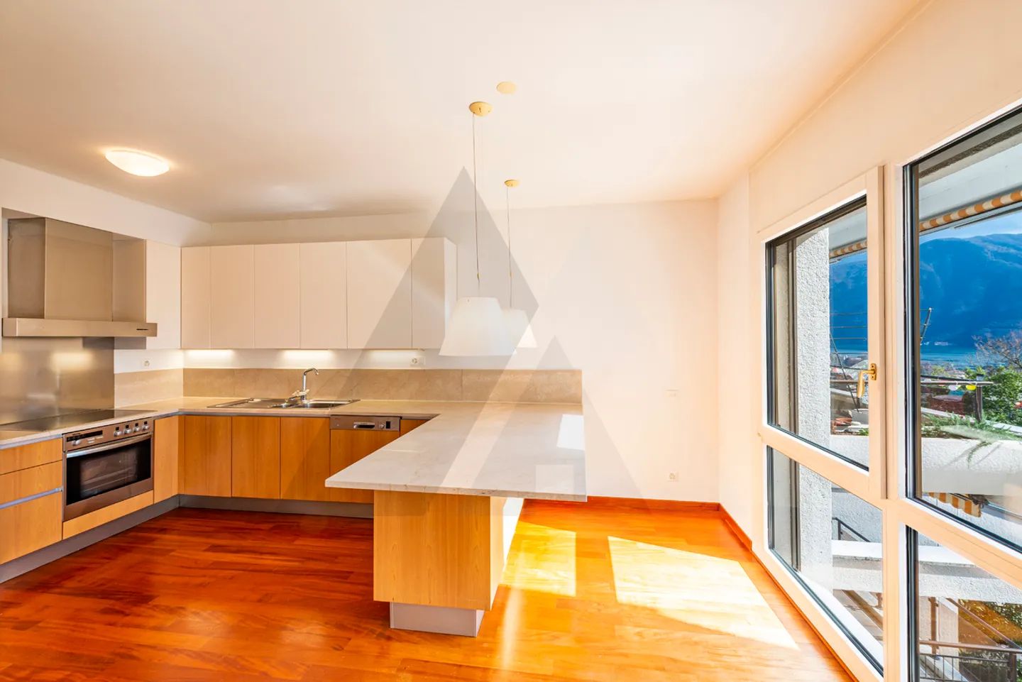ELEGANTE ATTICO DUPLEX CON VISTA LAGO  - Foto 6 di 13