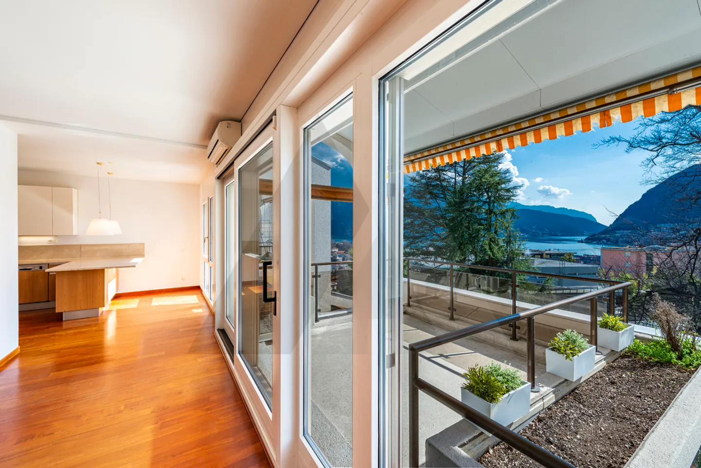 ELEGANTE ATTICO DUPLEX CON VISTA LAGO  - Foto 3 di 13