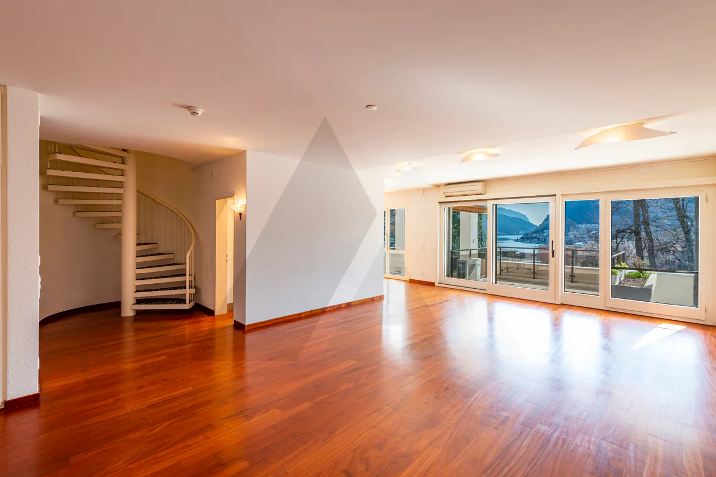 ELEGANTE ATTICO DUPLEX CON VISTA LAGO  - Foto 4 di 13