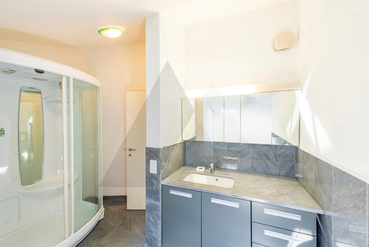 ELEGANTE ATTICO DUPLEX CON VISTA LAGO  - Foto 10 di 13