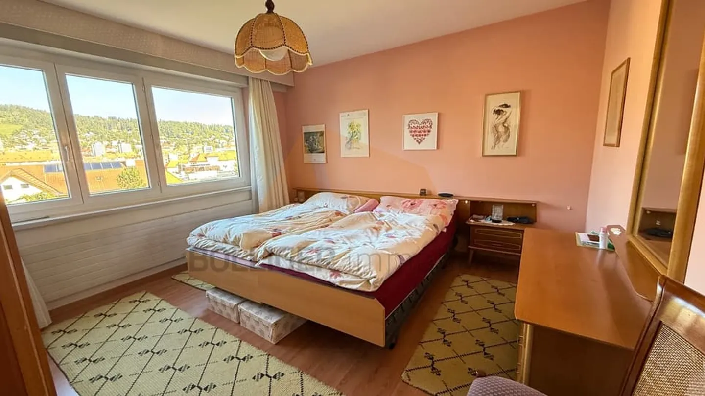 ZU VERKAUFEN 4,5-ZIMMER-WOHNUNG MIT BALKON UND GARAGE - Foto 6 von 10