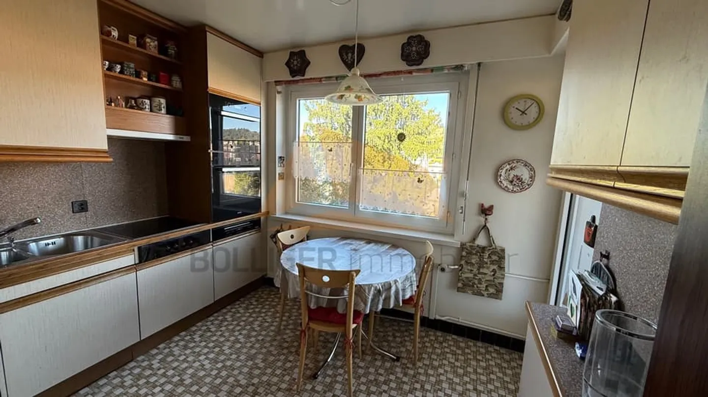 ZU VERKAUFEN 4,5-ZIMMER-WOHNUNG MIT BALKON UND GARAGE - Foto 7 von 10