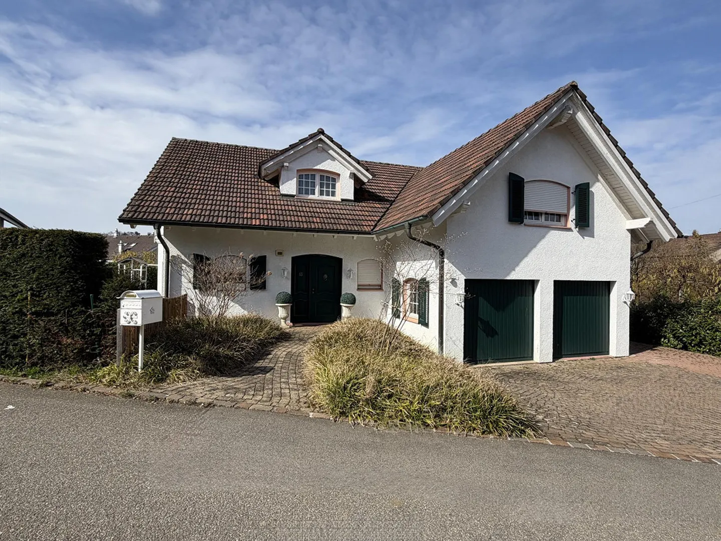 ENGLISH COUNTRY HOUSE WITH OUTDOOR SWIMMING POOL - Photo 1 of 15