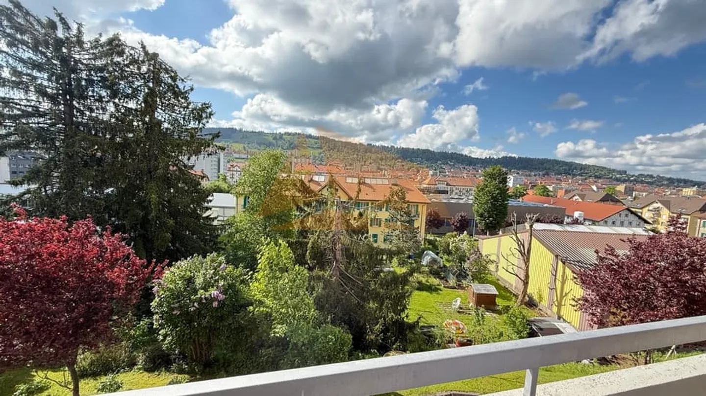 ZU VERKAUFEN 4,5-ZIMMER-WOHNUNG MIT BALKON UND GARAGE - Foto 9 von 10
