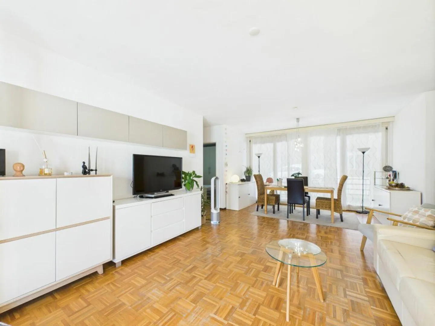 Schönes 4.5-Zimmer-Apartment im 1. Stock mit Doppelbalkon - Innen 2 - Foto 1 von 12