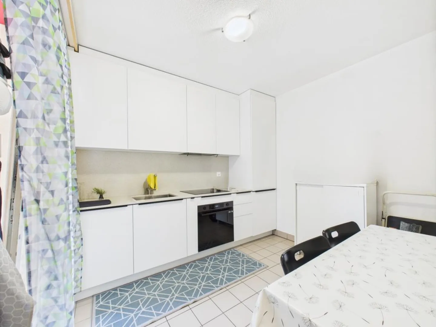 Schönes 4.5-Zimmer-Apartment im 1. Stock mit Doppelbalkon - Innen 2 - Foto 3 von 12