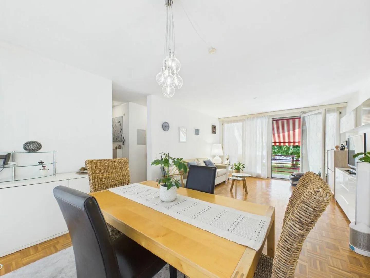 Schönes 4.5-Zimmer-Apartment im 1. Stock mit Doppelbalkon - Innen 2 - Foto 2 von 12