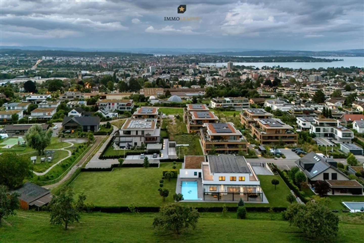 Harmonie dans le design et l'élégance - villa de luxe moderne de la plus haute classe. - Photo 2 sur 5