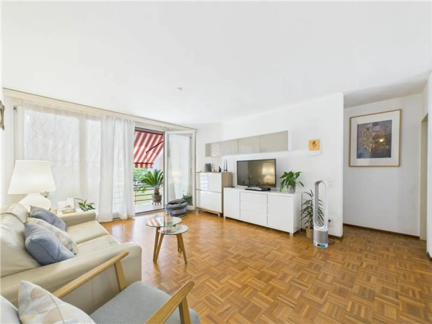 Schönes 4.5-Zimmer-Apartment im 1. Stock mit Doppelbalkon - Innen 2 - Foto 6 von 12