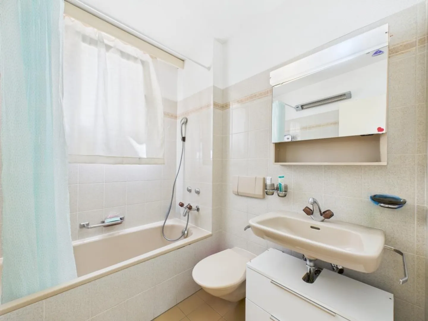 Schönes 4.5-Zimmer-Apartment im 1. Stock mit Doppelbalkon - Innen 2 - Foto 8 von 12