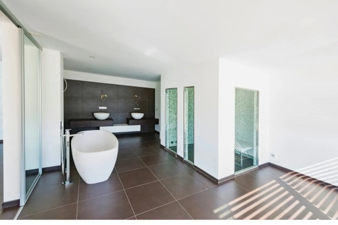 Modern Penthouse with Docking Space - Photo 16 of 20