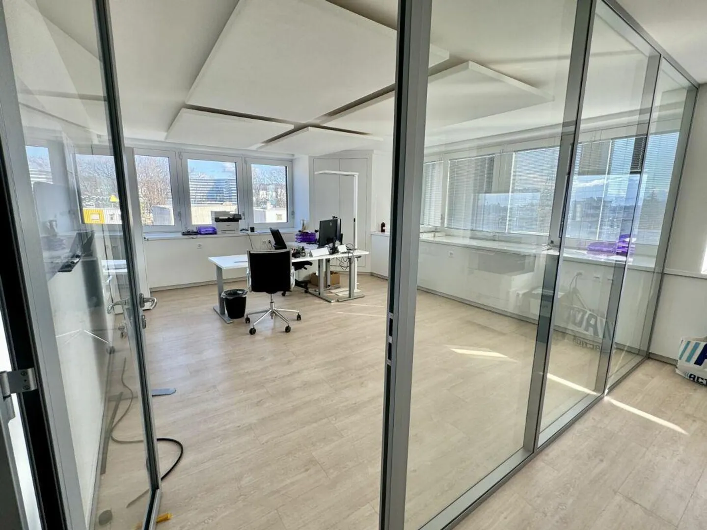 Ein Raum wird frei: Geräumige und moderne Büros zur Miete in Buss... - Foto 4 von 8