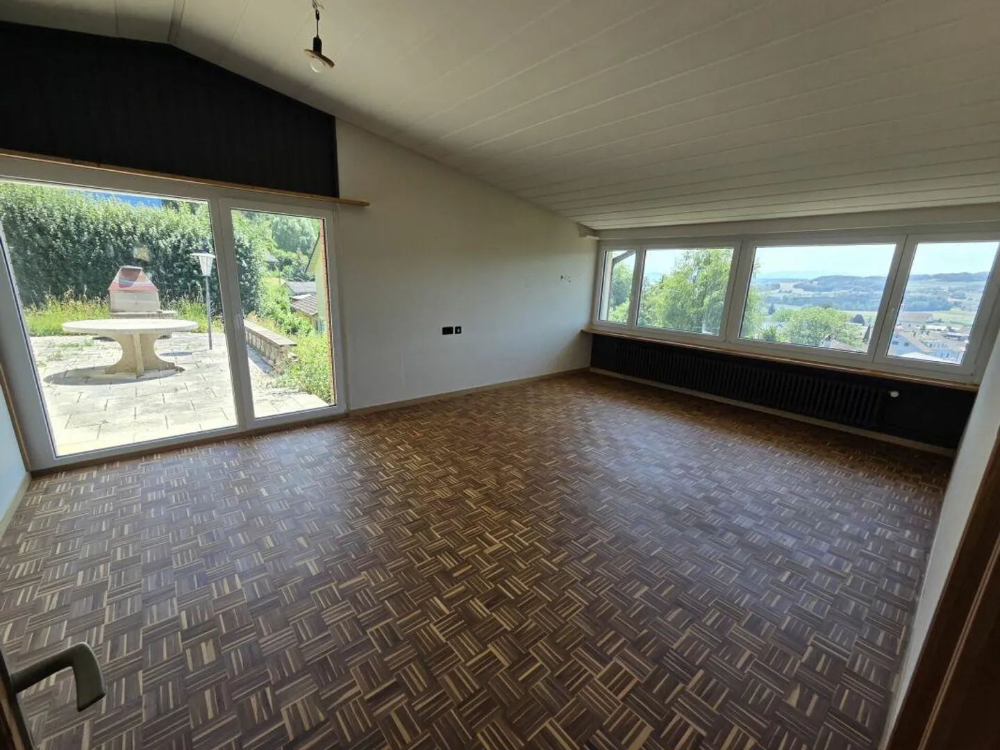 Charming 6-Room Single-Family House with a Wide View - Photo 3 of 10