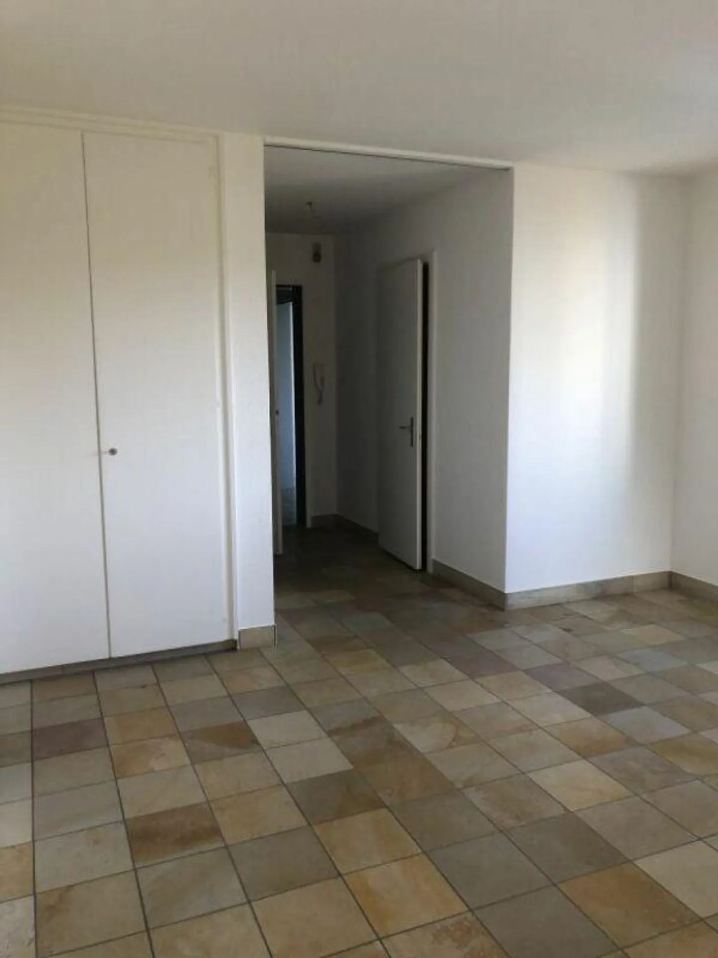 Appartement lumineux de 3,5 pièces dans un emplacement privilégié avec une vue imprenable ! - Photo 5 sur 11