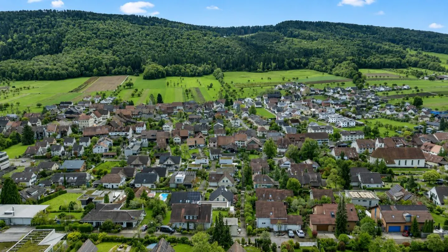 Maison de campagne de 7,5 pièces avec vue dégagée et à proximité de l'école - Photo 2 sur 15