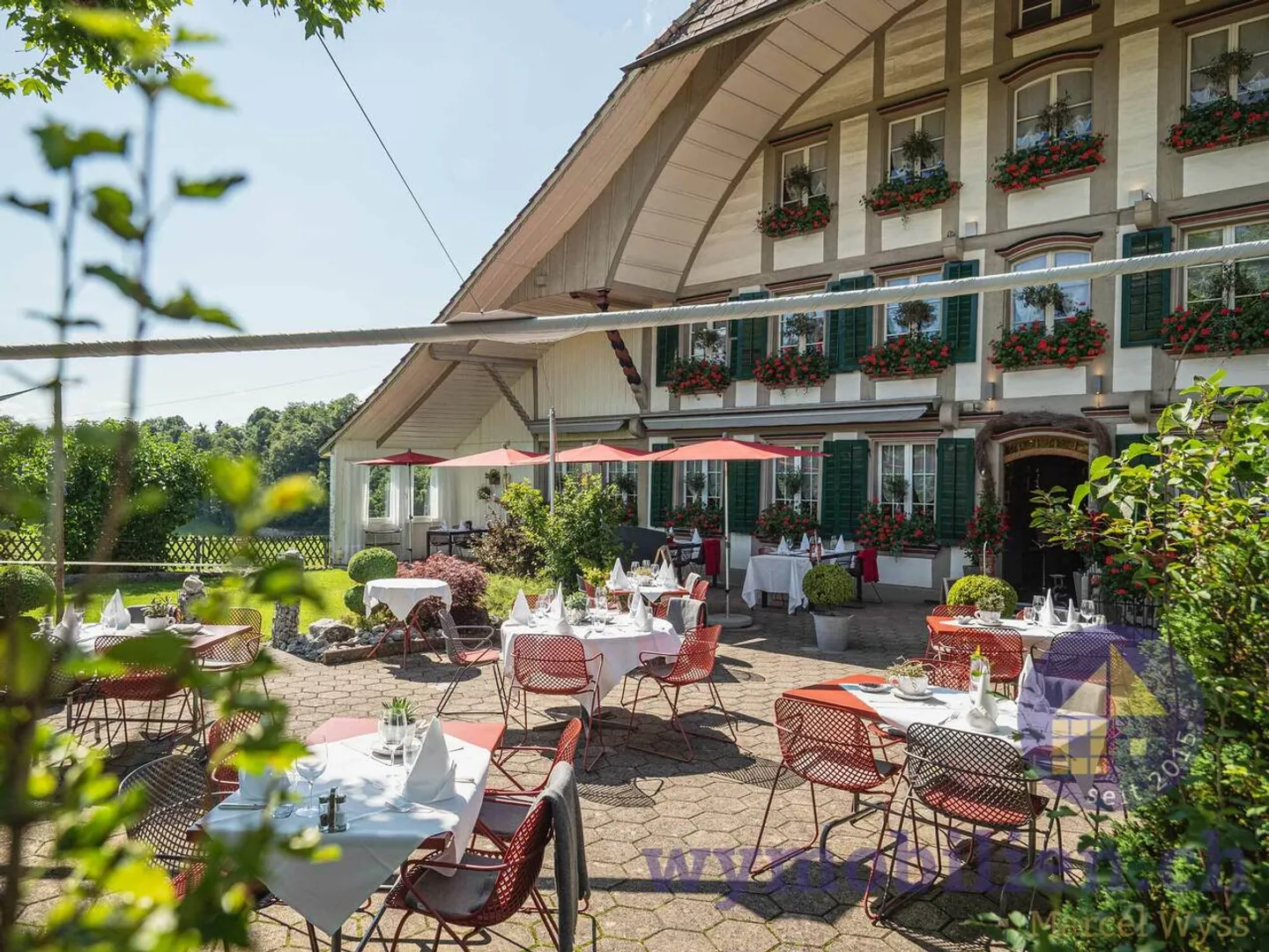 Triple Attrayant : Appartements Minergie, Auberge Rentable + Terrain à Bâtir ! - Photo 2 sur 7