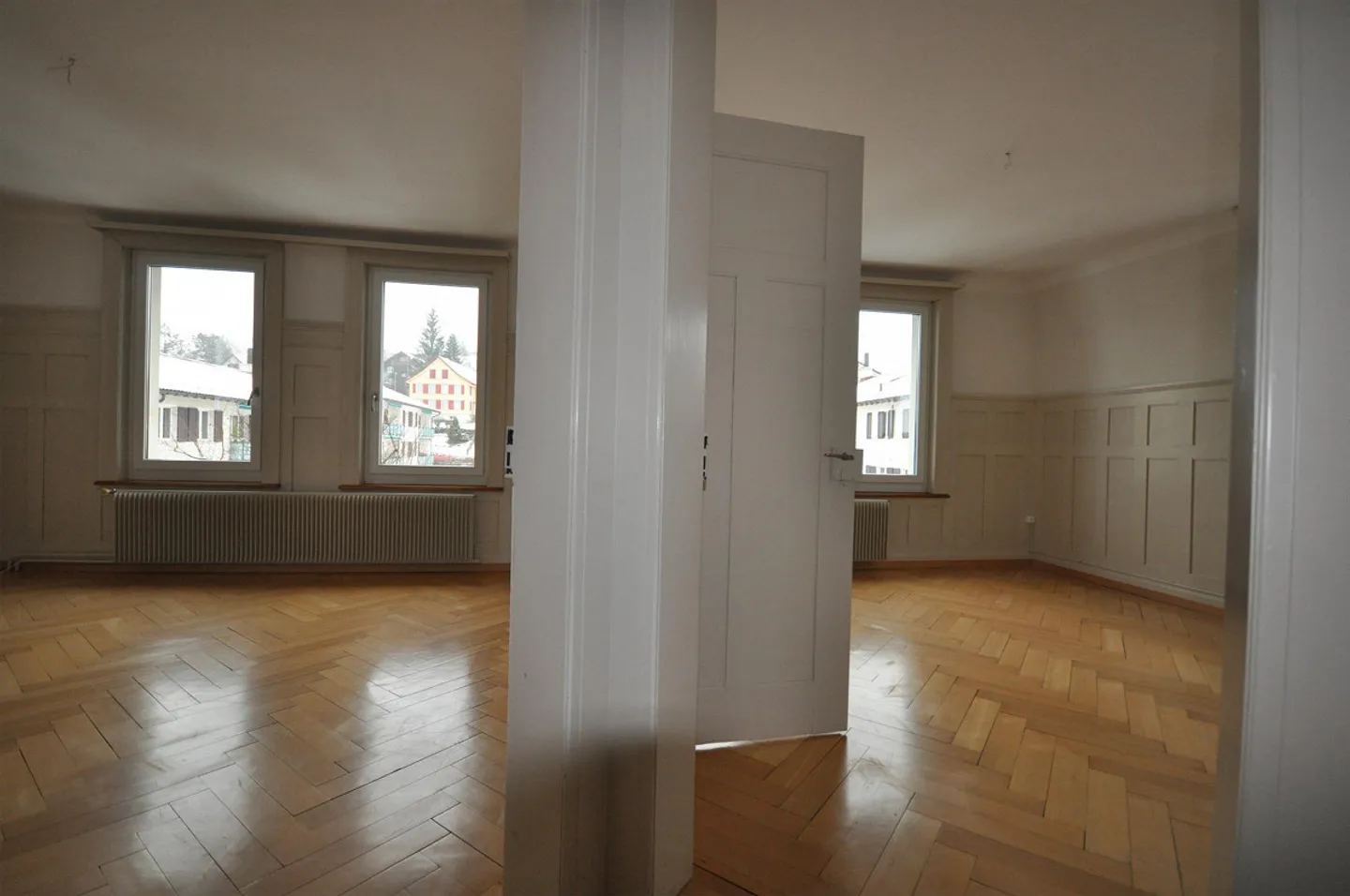 Friendly, well-lit 4-room apartment with a beautiful balcony - Photo 2 of 6