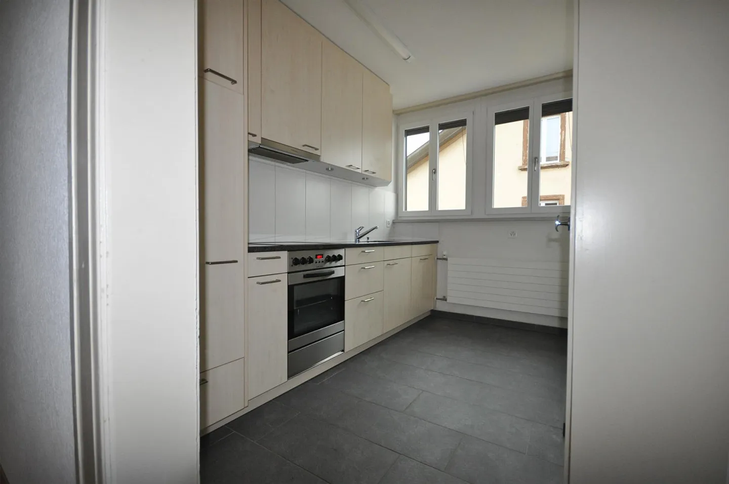 Friendly, well-lit 4-room apartment with a beautiful balcony - Photo 3 of 6