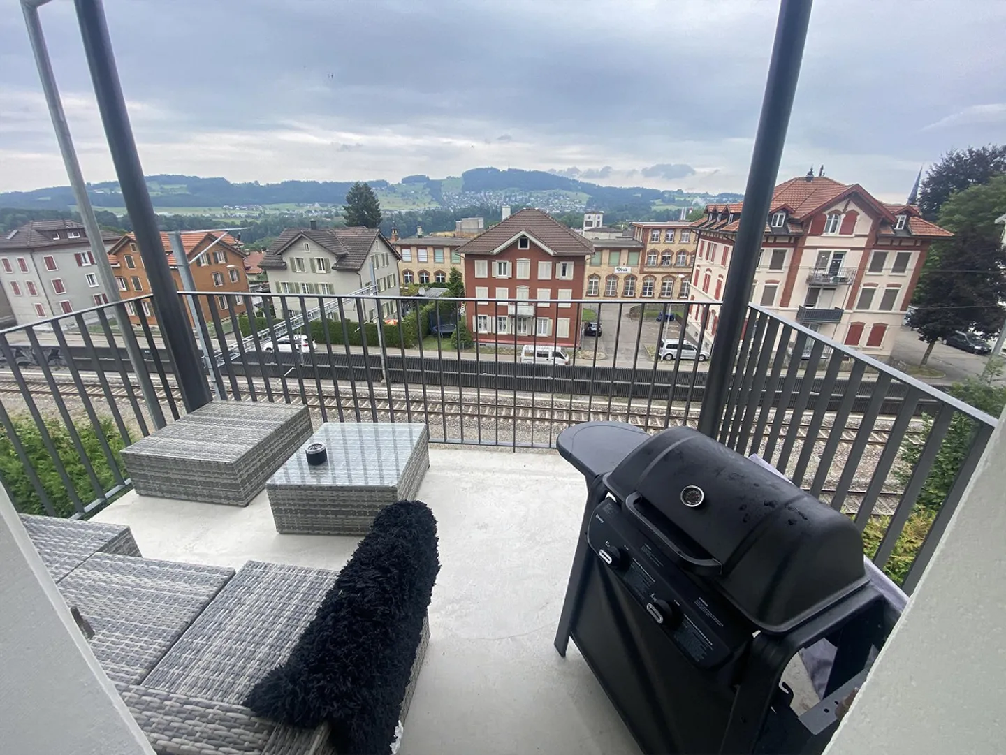 Friendly, well-lit 4-room apartment with a beautiful balcony - Photo 5 of 6