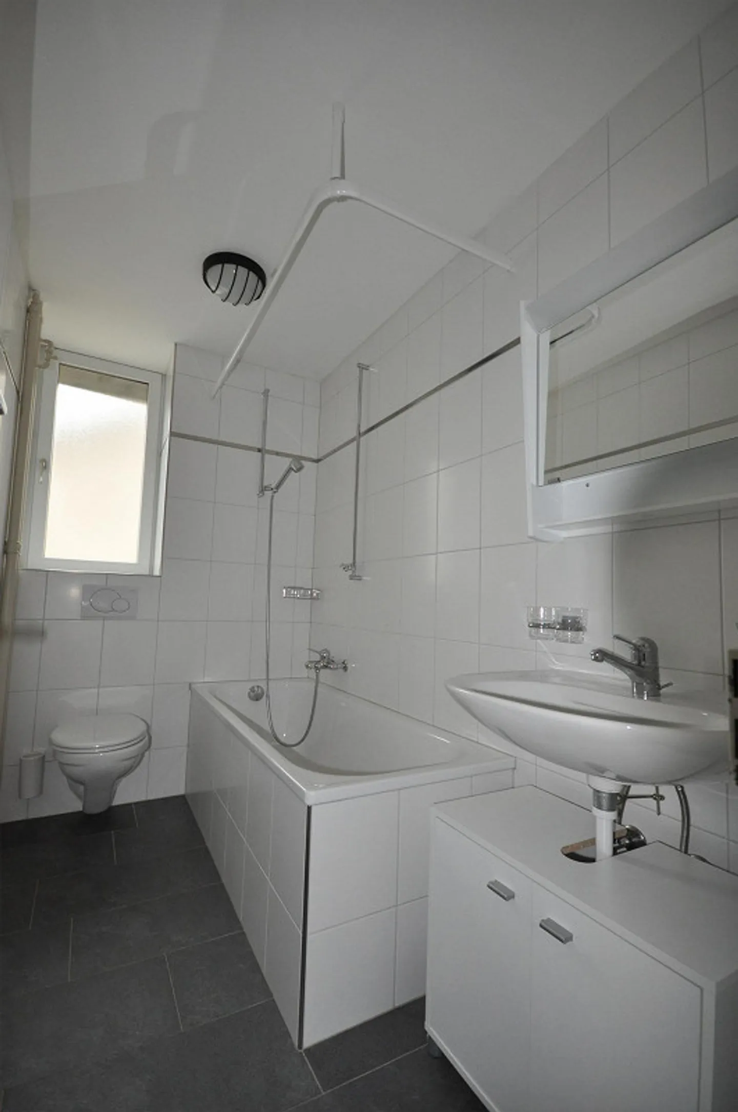 Friendly, well-lit 4-room apartment with a beautiful balcony - Photo 1 of 6