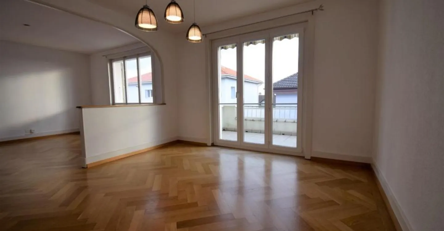 Sehr große und helle 3,5 Zimmer mit großem Balkon - Foto 1 von 8