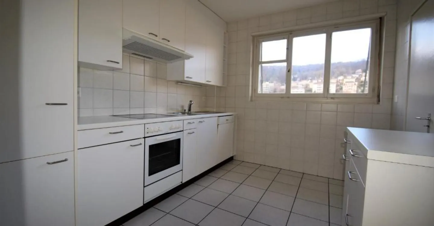 Sehr große und helle 3,5 Zimmer mit großem Balkon - Foto 3 von 8