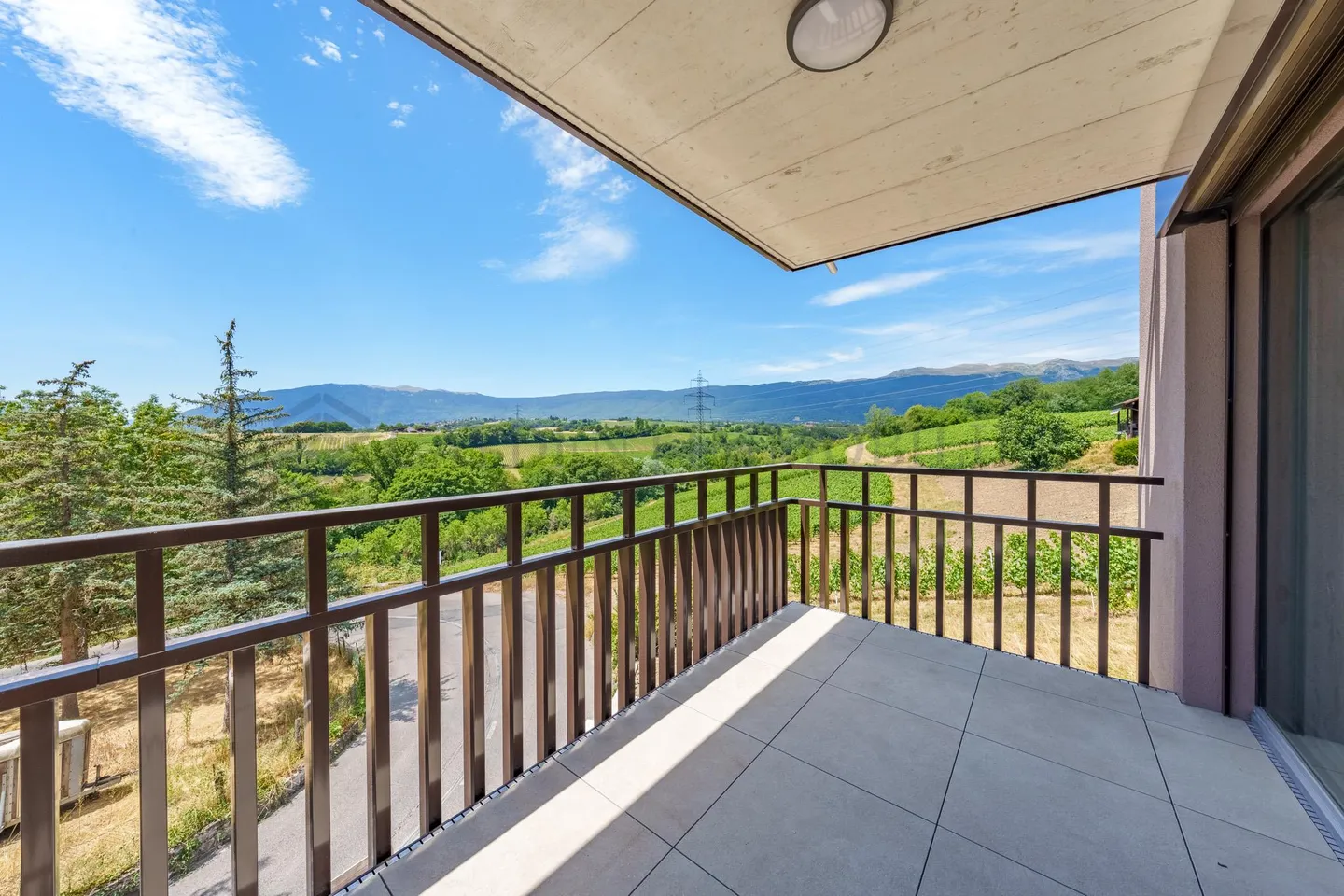 Modernes Apartment mit Jura-Blick - Foto 1 von 11