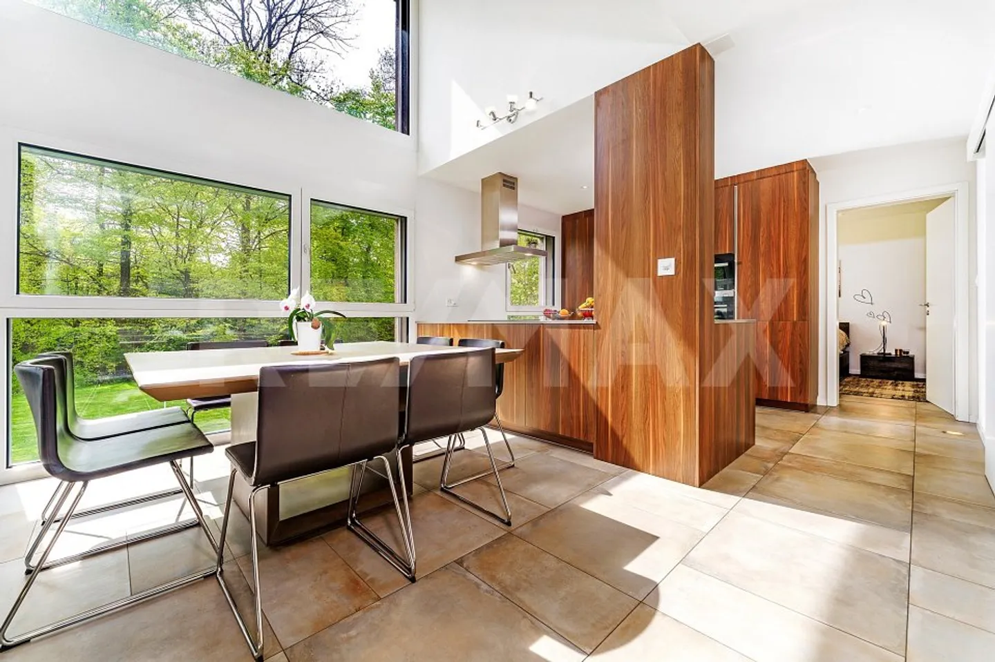 Modern Villa with Wine Cellar - Photo 2 of 13