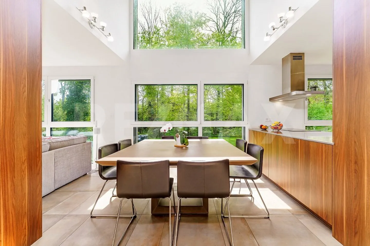 Modern Villa with Wine Cellar - Photo 3 of 13