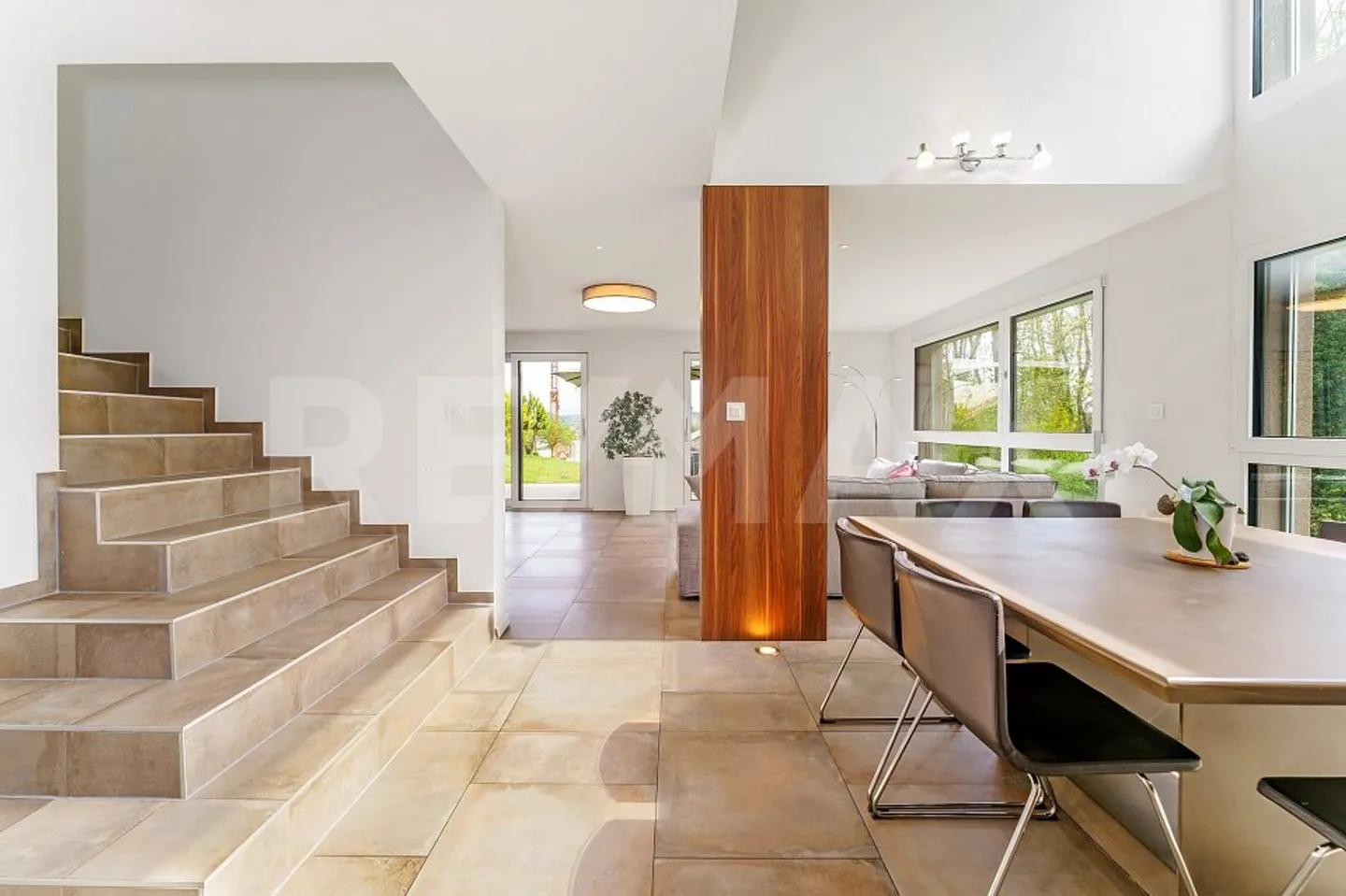 Modern Villa with Wine Cellar - Photo 4 of 13