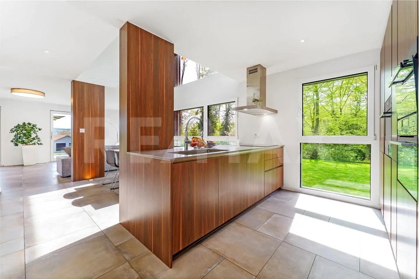 Modern Villa with Wine Cellar - Photo 6 of 13