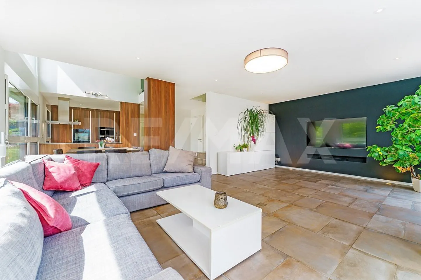 Modern Villa with Wine Cellar - Photo 8 of 13