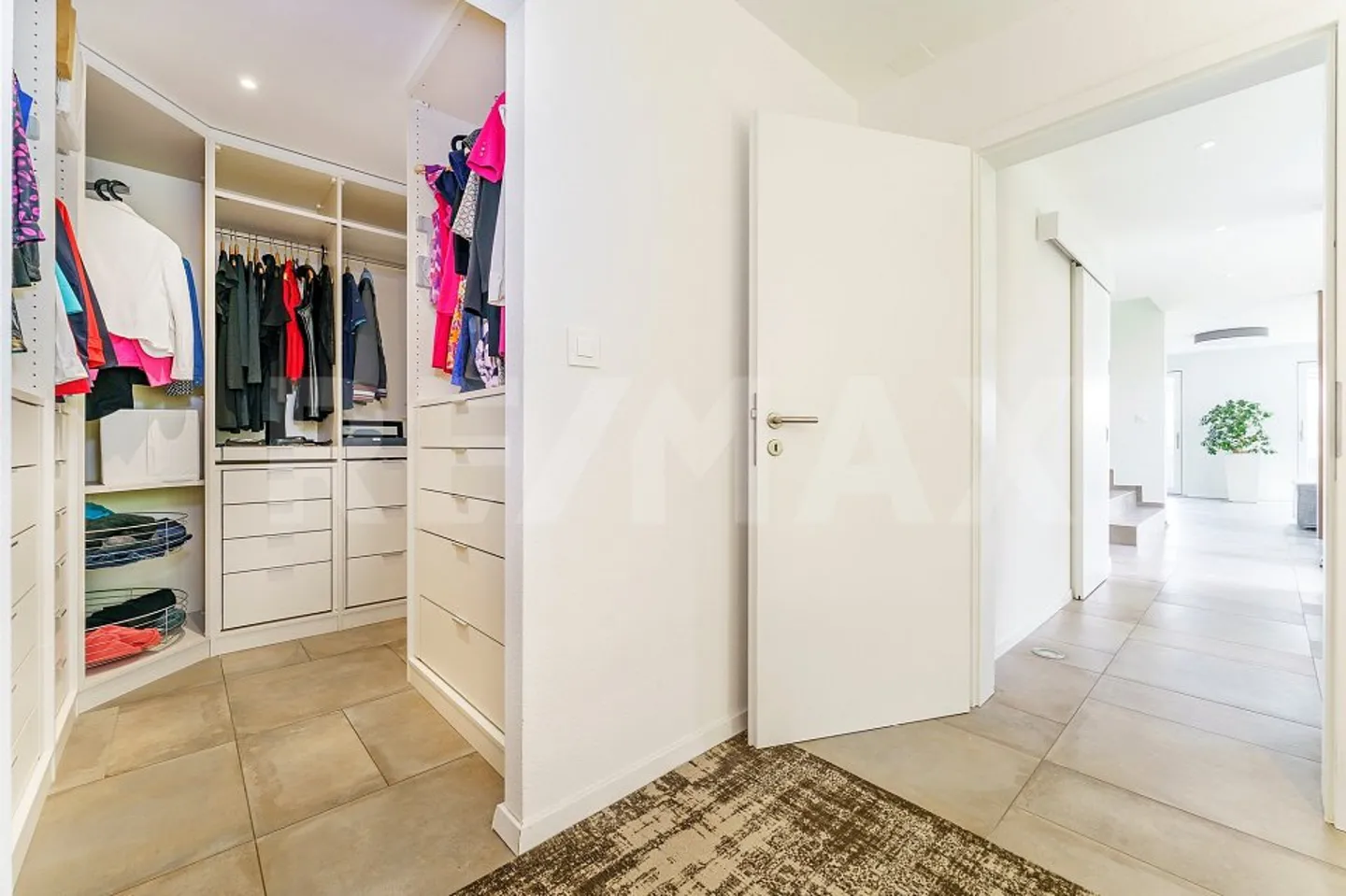Modern Villa with Wine Cellar - Photo 10 of 13