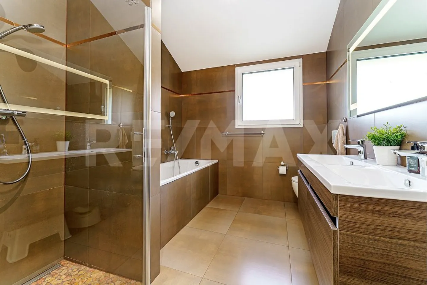 Modern Villa with Wine Cellar - Photo 11 of 13