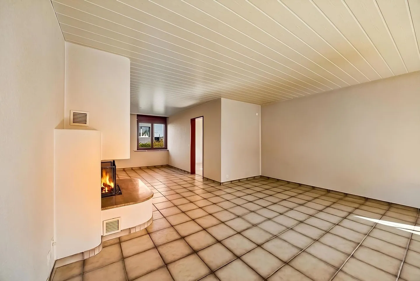 4.5-room apartment with balcony and fireplace near the lake - Photo 2 of 13