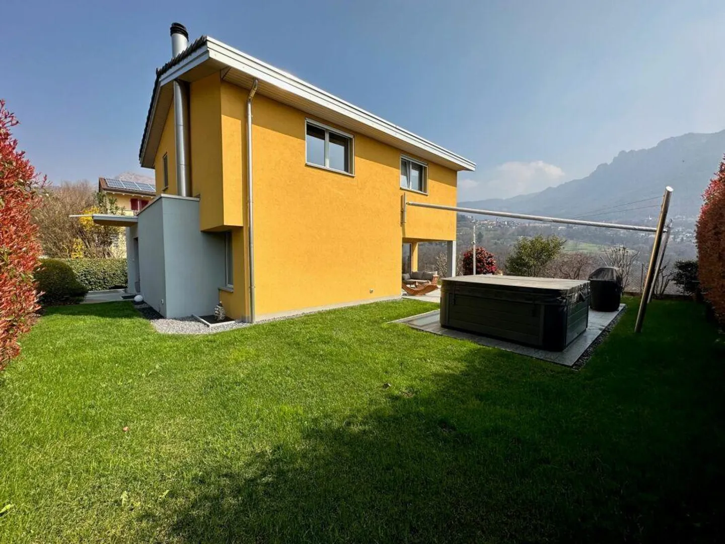 Charmante Villa mit Garten - Foto 1 von 4