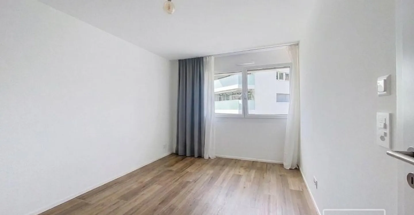 Schöne 4.5 Zimmerwohnung mit freiem Blick - Foto 3 von 6