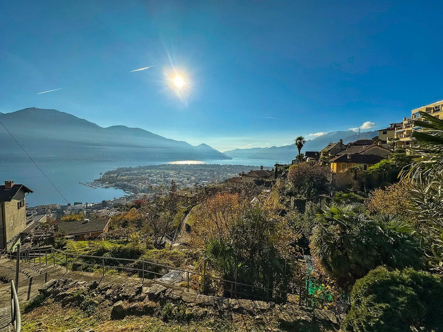 Terrain constructible avec vue imprenable sur le lac - Photo 1 sur 8