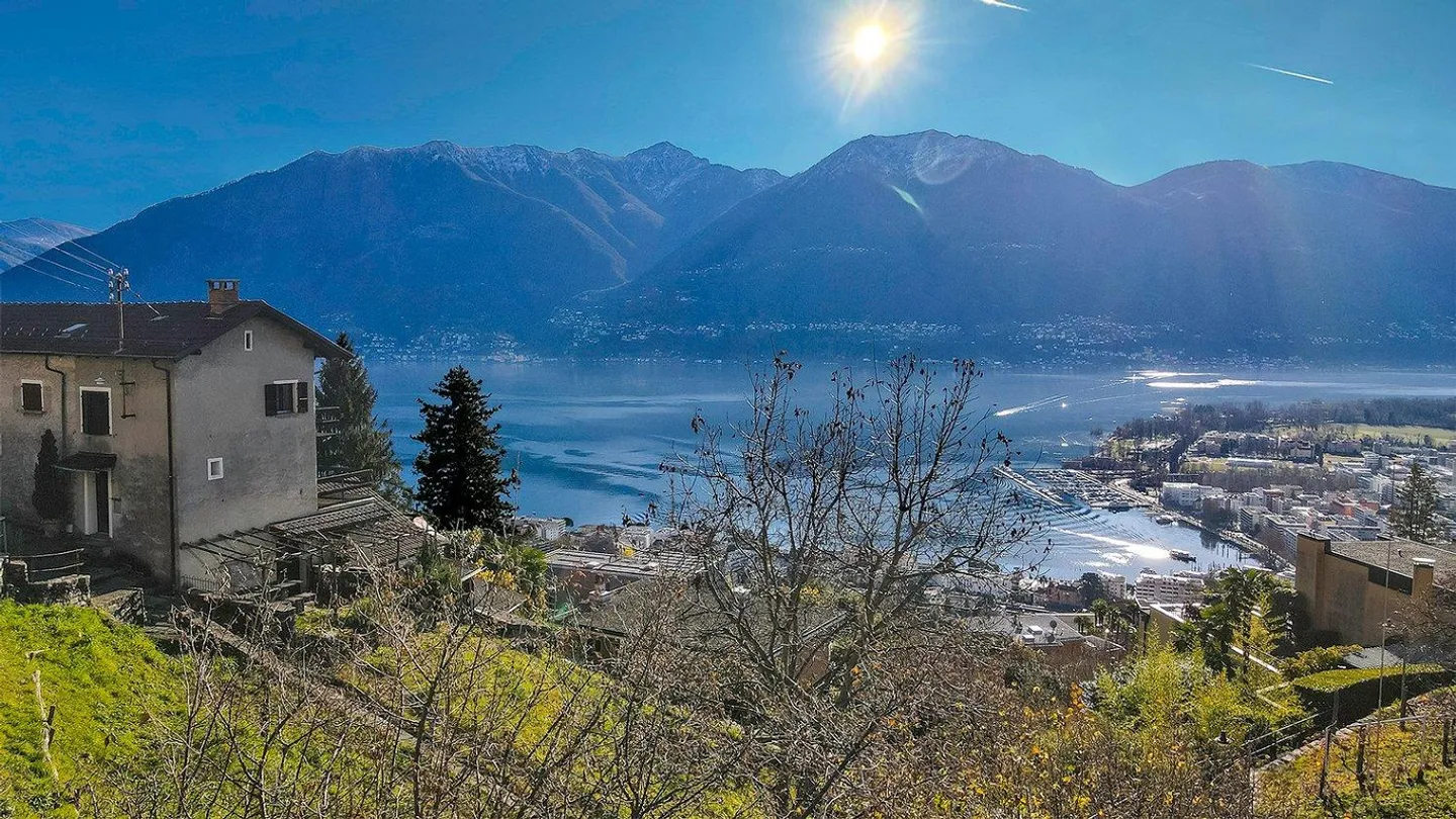 Terrain constructible avec vue imprenable sur le lac - Photo 3 sur 8